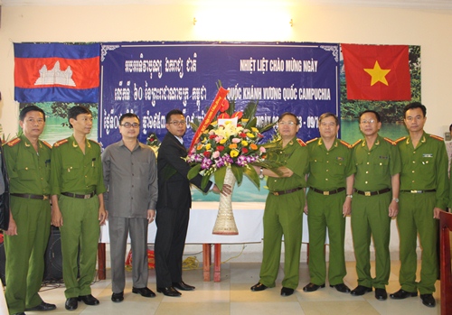 Đồng chí Thiếu tướng, GS.TS Nguyễn Huy Thuật, Phó Giám đốc Học viện CSND tặng hoa chúc mừng đại diện học viên Campuchia